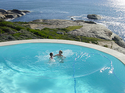 Round Infinity Pool